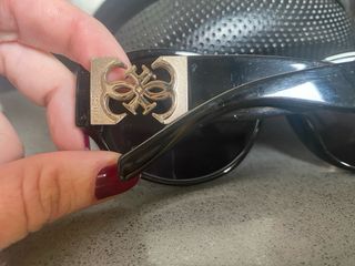 Gafas de Sol Guess Negras con Detalles Dorados