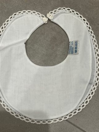 Baberola blanca con bordado floral rosa