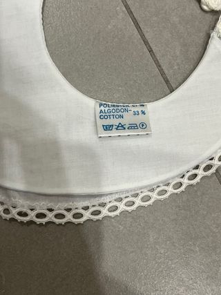 Baberola blanca con bordado floral rosa