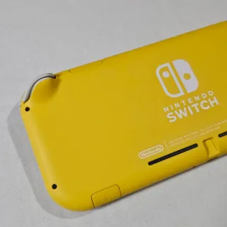 Nintendo Switch Lite Amarillo + Cargador