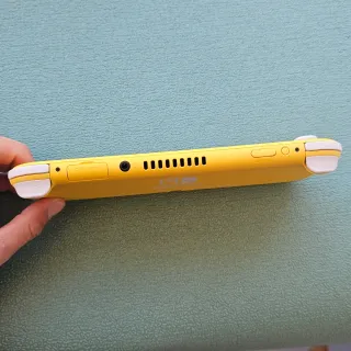 Nintendo Switch Lite Amarillo + Cargador