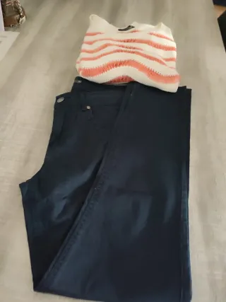 Pantalón azul y jersey de punto rosa