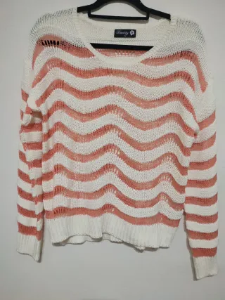 Pantalón azul y jersey de punto rosa