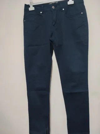 Pantalón azul y jersey de punto rosa