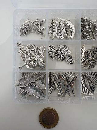 Caja con Hojas Metálicas Decorativas