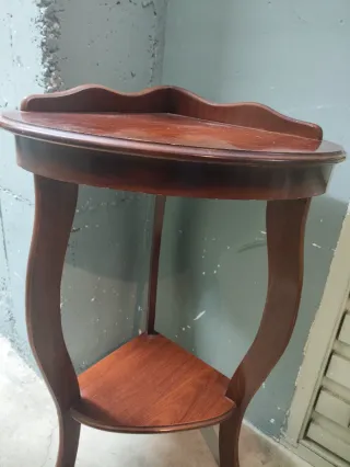 Mesa esquinera de madera