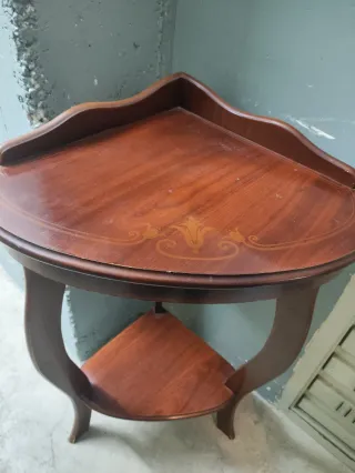 Mesa esquinera de madera