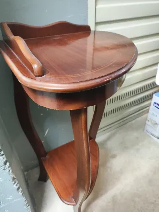 Mesa esquinera de madera