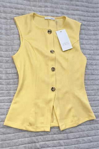 Chaleco amarillo Zara botones dorados