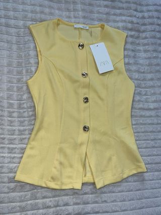 Chaleco amarillo Zara botones dorados
