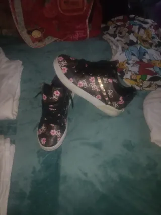 Zapatillas Guess Talla 41 más traje deportivo t M