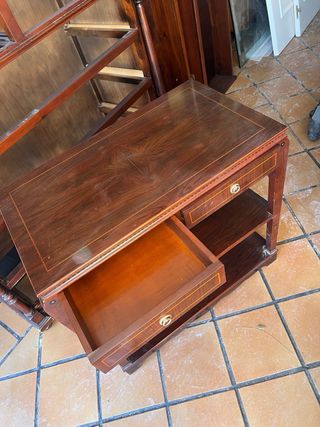 Mesa auxiliar de madera con cajones y ruedas