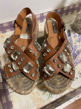 Sandalias de piel y esparto con pedrería