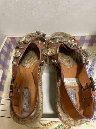 Sandalias de piel y esparto con pedrería
