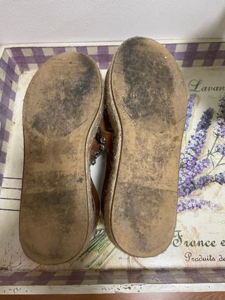 Sandalias de piel y esparto con pedrería