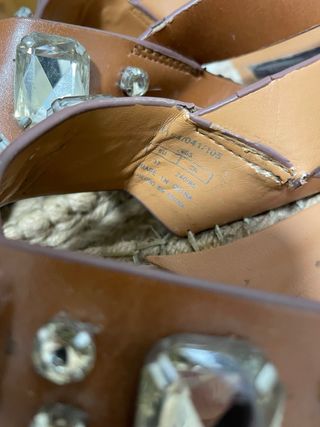 Sandalias de piel y esparto con pedrería