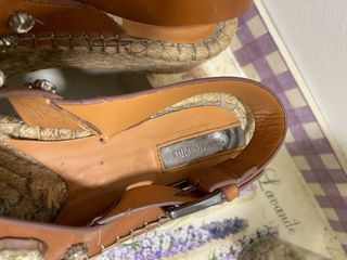 Sandalias de piel y esparto con pedrería