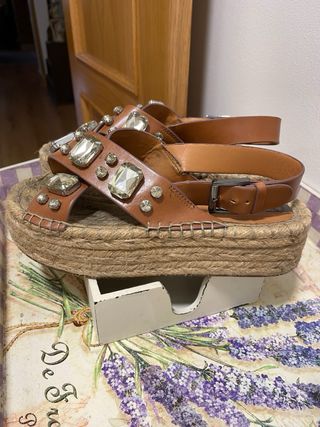 Sandalias de piel y esparto con pedrería