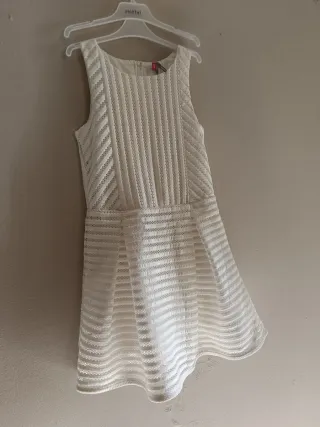 Vestido blanco de líneas y acojunto chaqueta rosa