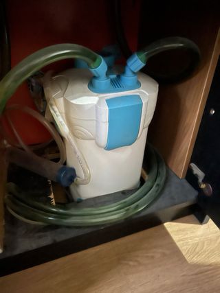 Acuario 80L con adornos y bombas