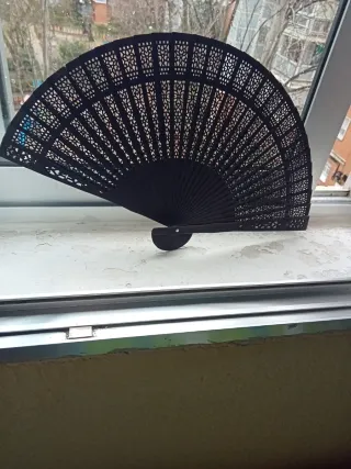 Abanico de madera negro calado