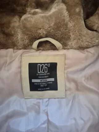 Chaqueta beige con capucha peluda