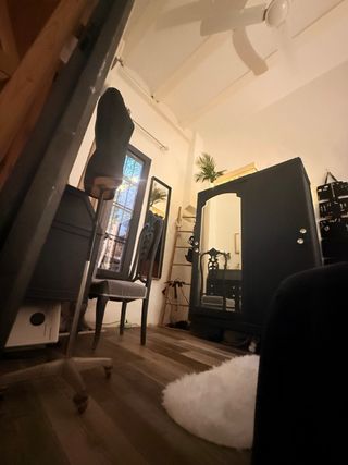 Conjunto Has:Armario,Escritorio, Silla, espejo