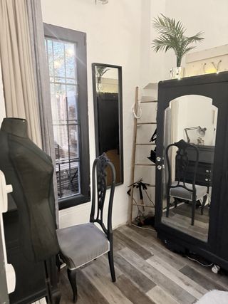 Conjunto Has:Armario,Escritorio, Silla, espejo