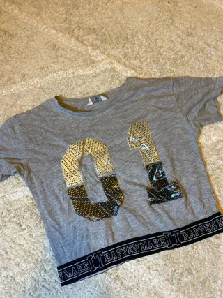 Camiseta gris con 01 lentejuelas