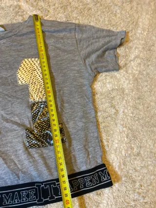 Camiseta gris con 01 lentejuelas