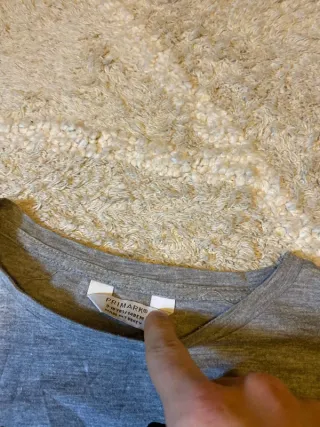 Camiseta gris con 01 lentejuelas