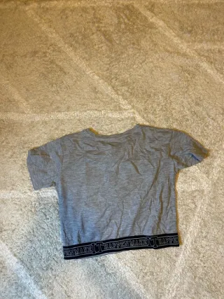 Camiseta gris con 01 lentejuelas