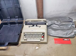 Macchina da scrivere Olivetti Lettera 35