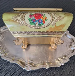 Scatola vintage dorata con coperchio e piedini