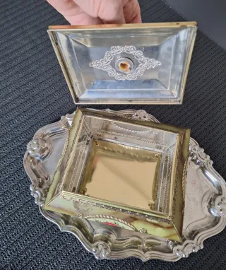 Scatola vintage dorata con coperchio e piedini