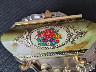 Scatola vintage dorata con coperchio e piedini