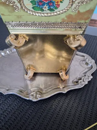 Scatola vintage dorata con coperchio e piedini