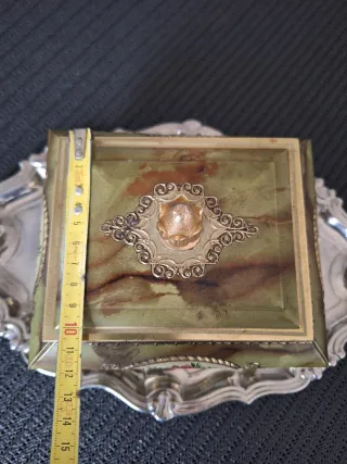 Scatola vintage dorata con coperchio e piedini