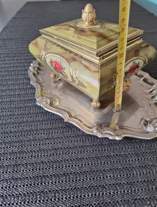 Scatola vintage dorata con coperchio e piedini