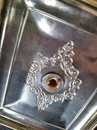 Scatola vintage dorata con coperchio e piedini