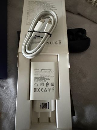 Vivo V40 SE + Auricolari + Caricatore (originali)