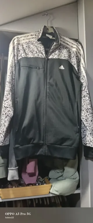 Sudadera Adidas Negra y Blanca.
