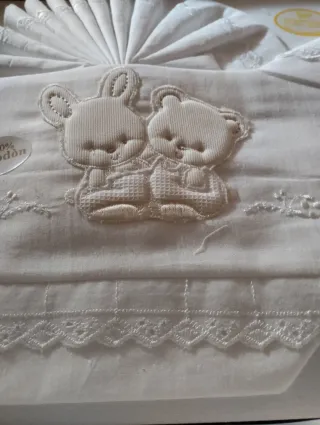 Ropa de cuna bordada con ositos