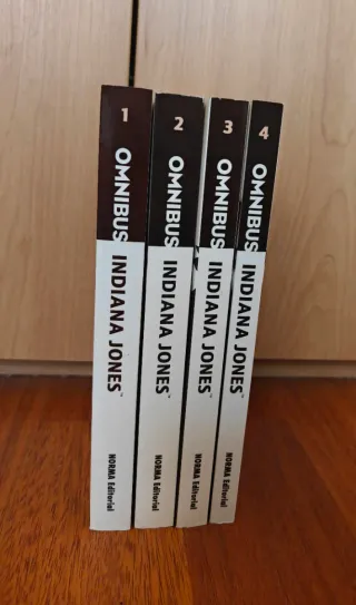 Colección completa de Omnibuses de Indiana Jones.