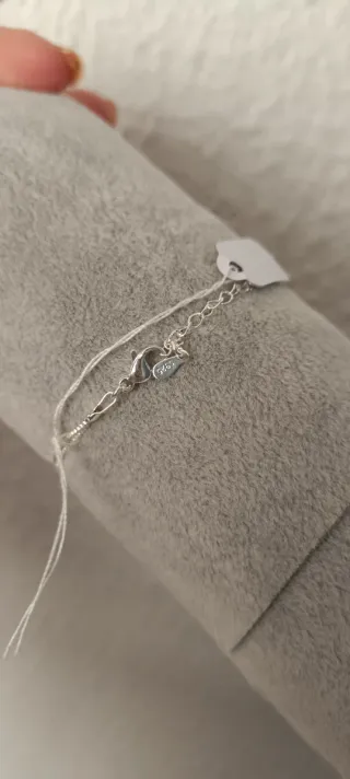 Pulsera de plata con diseño de clip