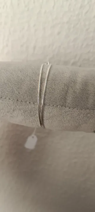 Pulsera de plata con diseño de clip