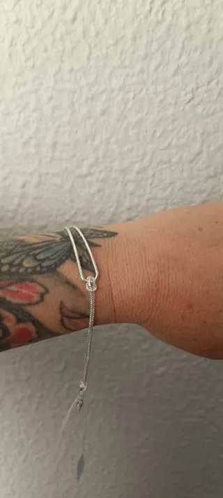 Pulsera de plata con diseño de clip