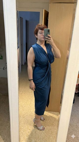 Vestido midi azul con abertura