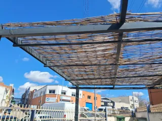 Pérgola de metal y bambú