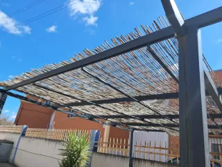 Pérgola de metal y bambú